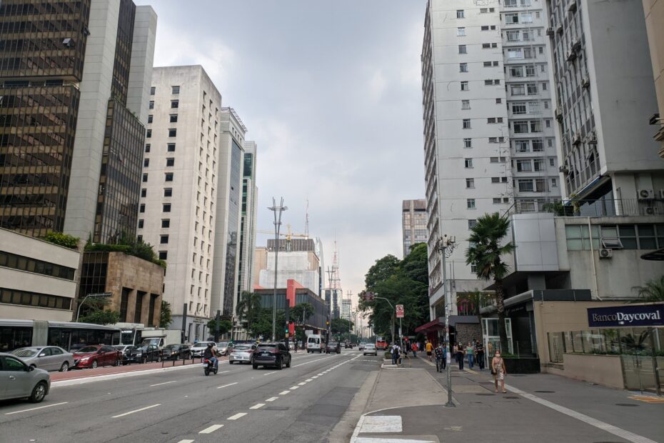 Avenida Paulista em um dia nublado.