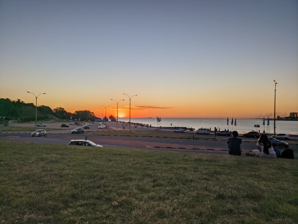 vista do pôr do sol em Montevideo.