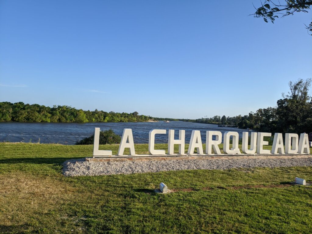 Letreiro de La Charqueada, ao fundo as águas do Rio Cebollati.
