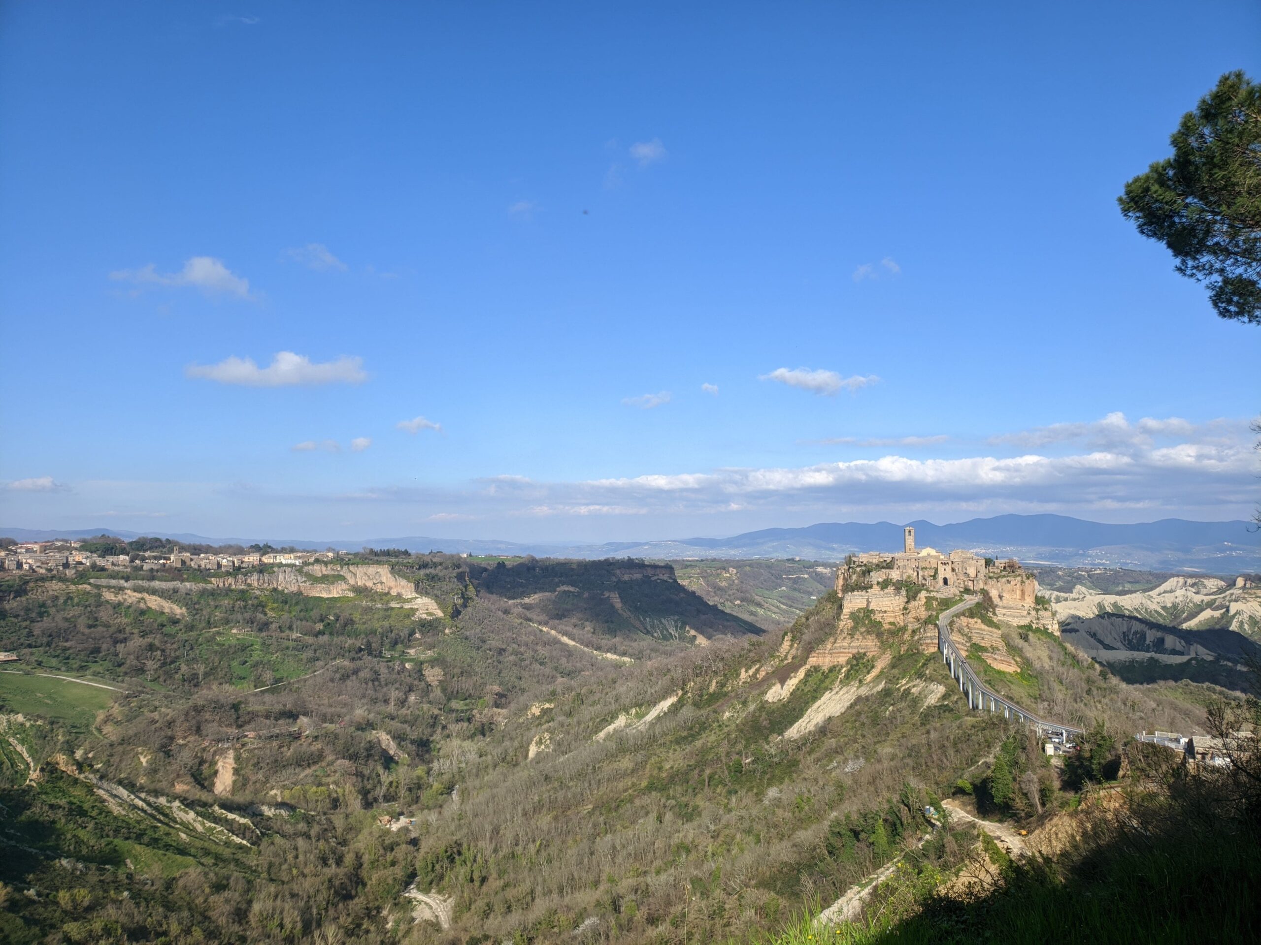 Civita di bagnoregio vista de longe, com um vale ao seu redor