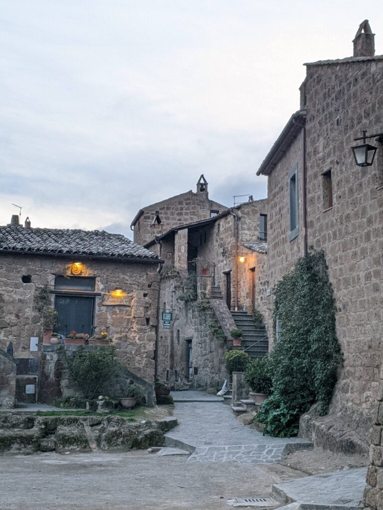 Foto das construções de Civita di Bagnoregio construidas em pedras escuras.