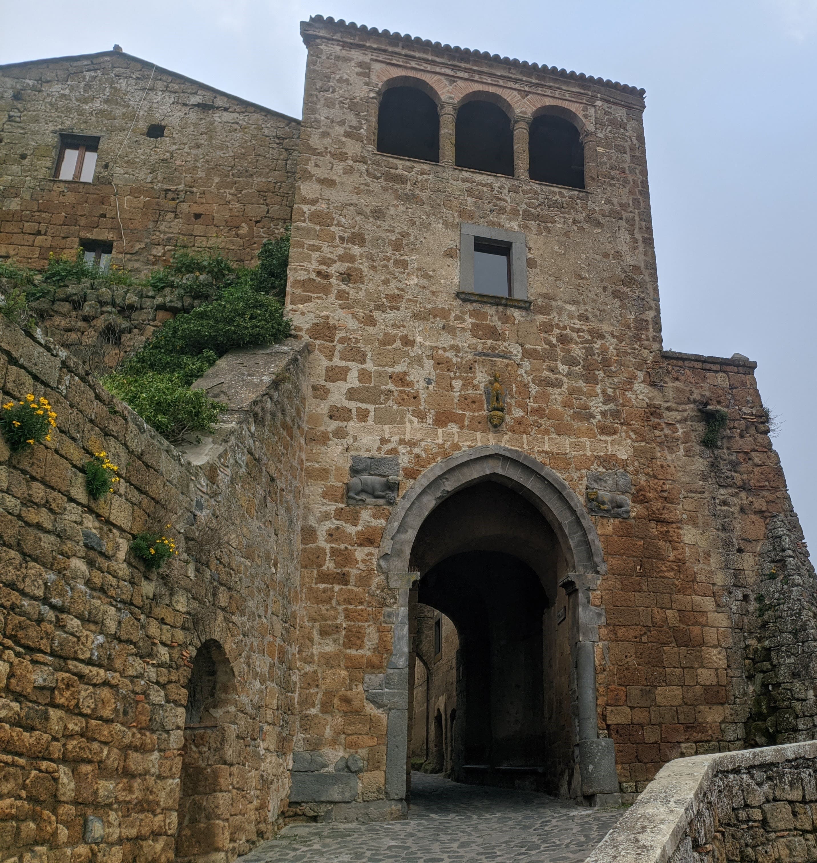 Foto da única porta de Civita di Bagnoregio remanescente.
