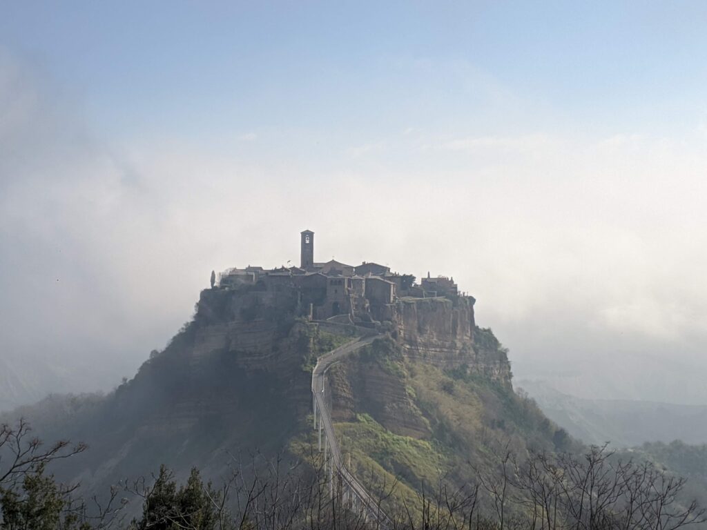 Foto de Civita di Bagnoregio em meio a névoa.