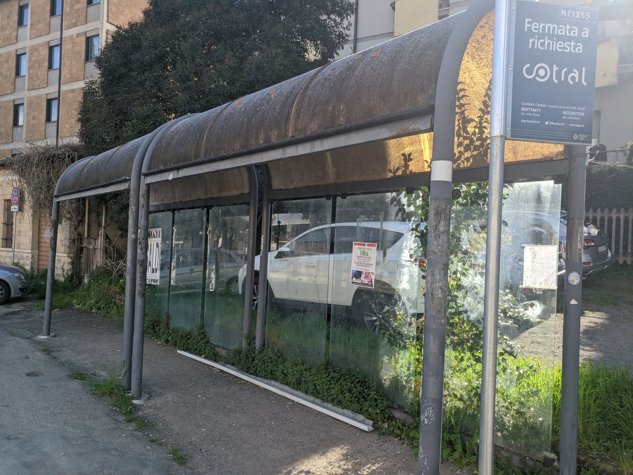 Foto de um ponto de ônibus, com pilastras segurando o seu teto.