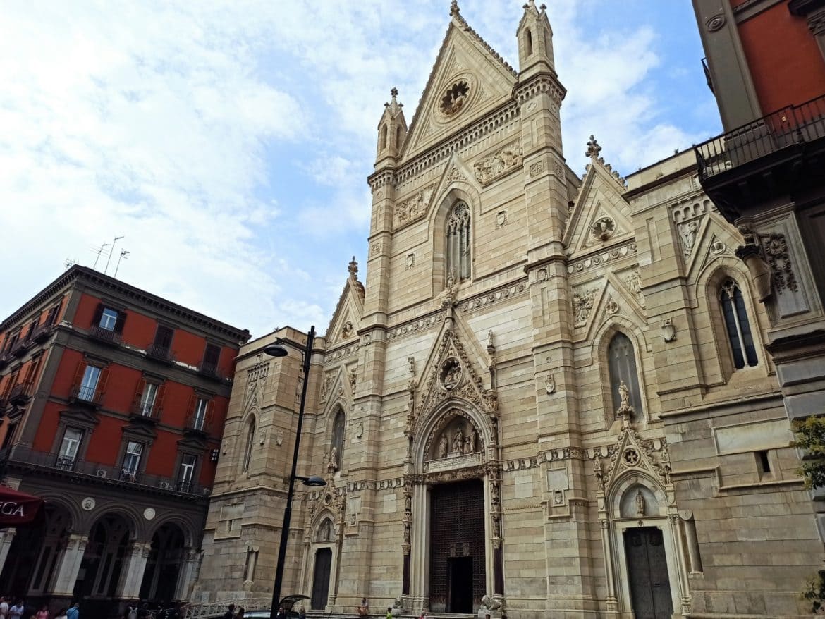 Foto da fachada da catedral no estilo gótico e com uma cor branca-amaraleda.