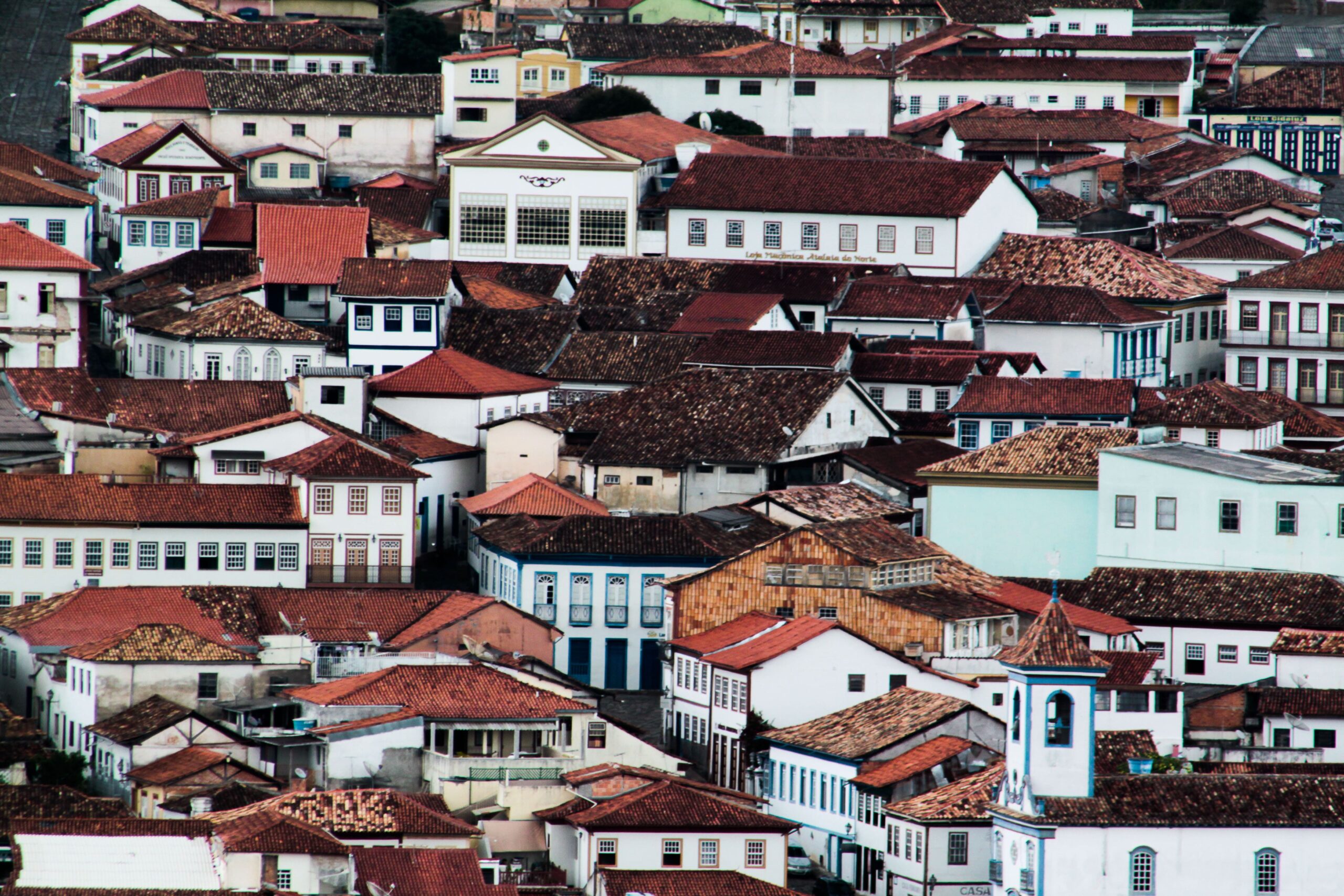 Vista detalhada das construções históricas da cidade de Diamantina, com telhados coloniais e fachadas coloridas que ilustram a arquitetura típica da região e seu legado cultural como Patrimônio Mundial da UNESCO