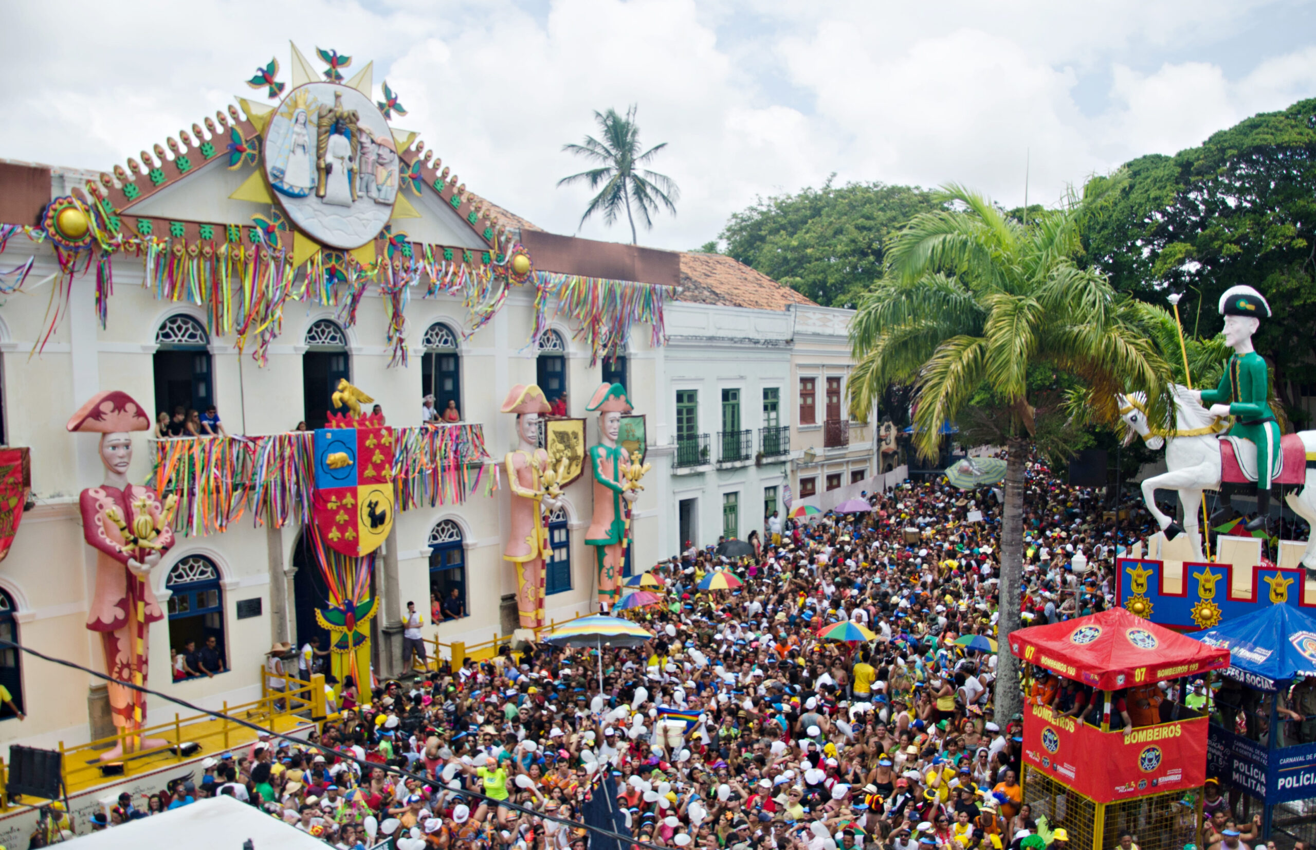 Carnaval de rua repleto de pessoas em Olinda, Brasil, com decorações coloridas