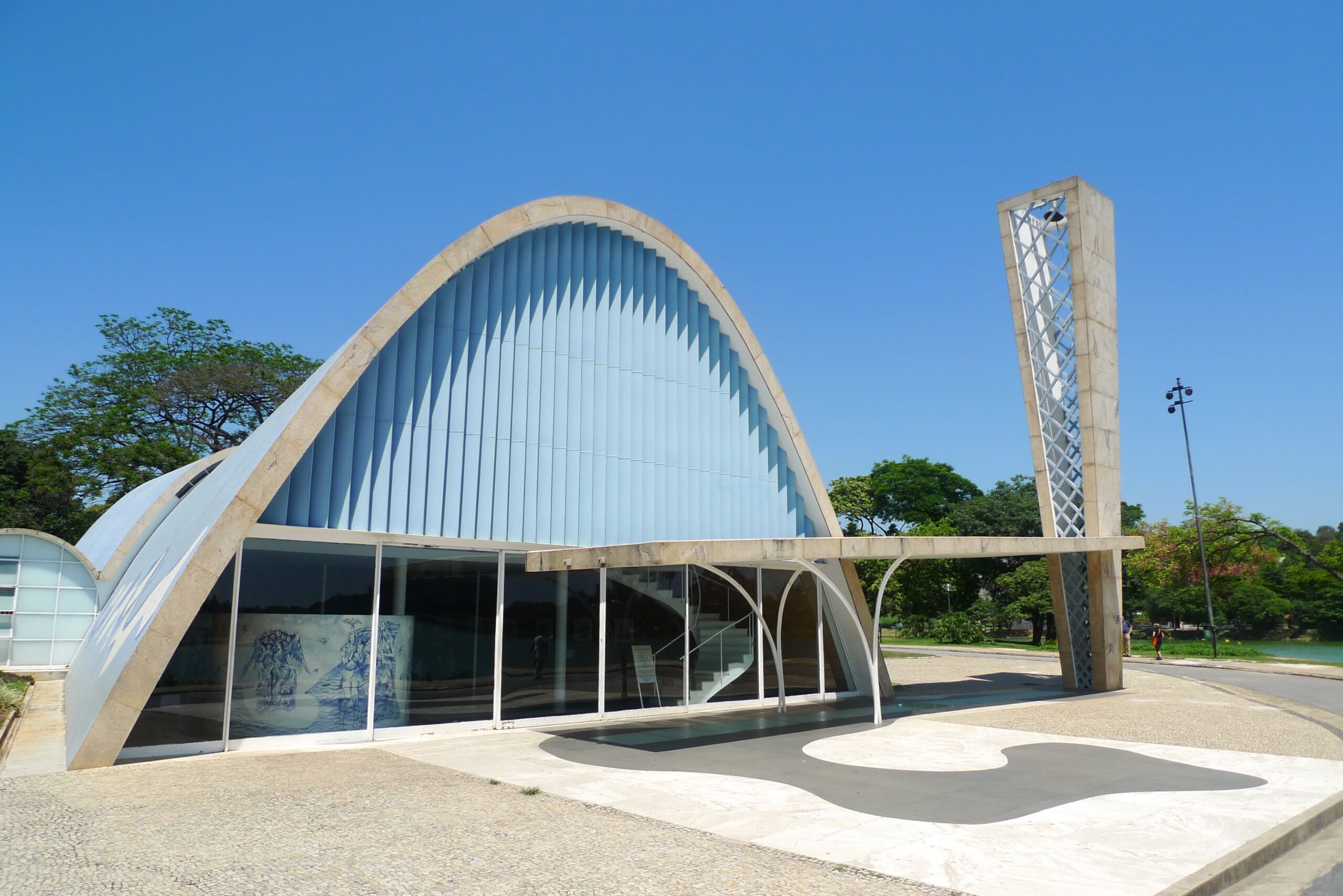 Igreja da Pampulha em Belo Horizonte, uma obra-prima da arquitetura moderna com design inovador de Oscar Niemeyer, sob um céu claro, simbolizando a riqueza cultural e artística como Patrimônio Mundial da UNESCO.