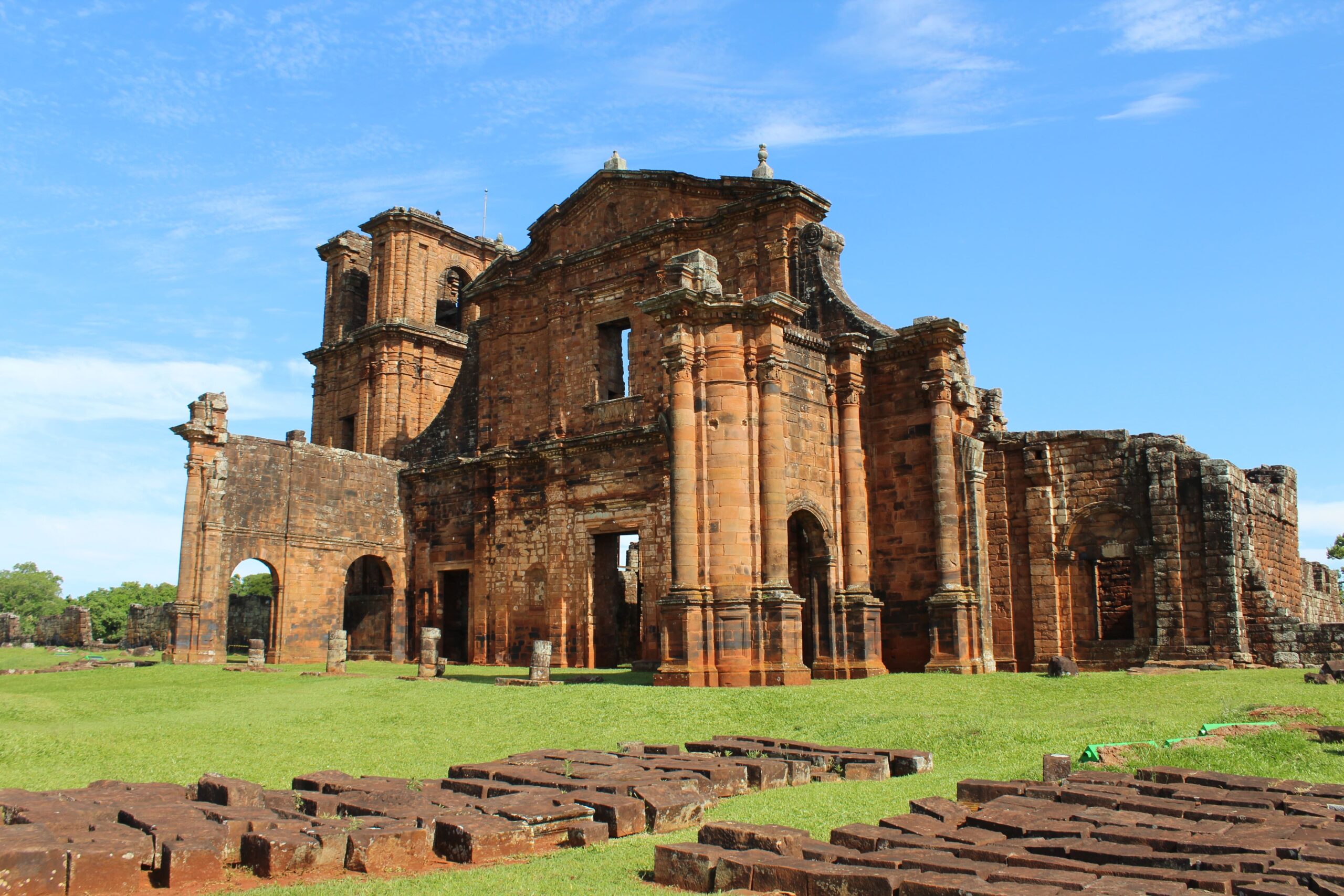 Ruínas da São Miguel das Missões no Brasil, mostrando as estruturas de tijolos vermelhos do que já foi uma missão jesuíta entre os indígenas Guarani.