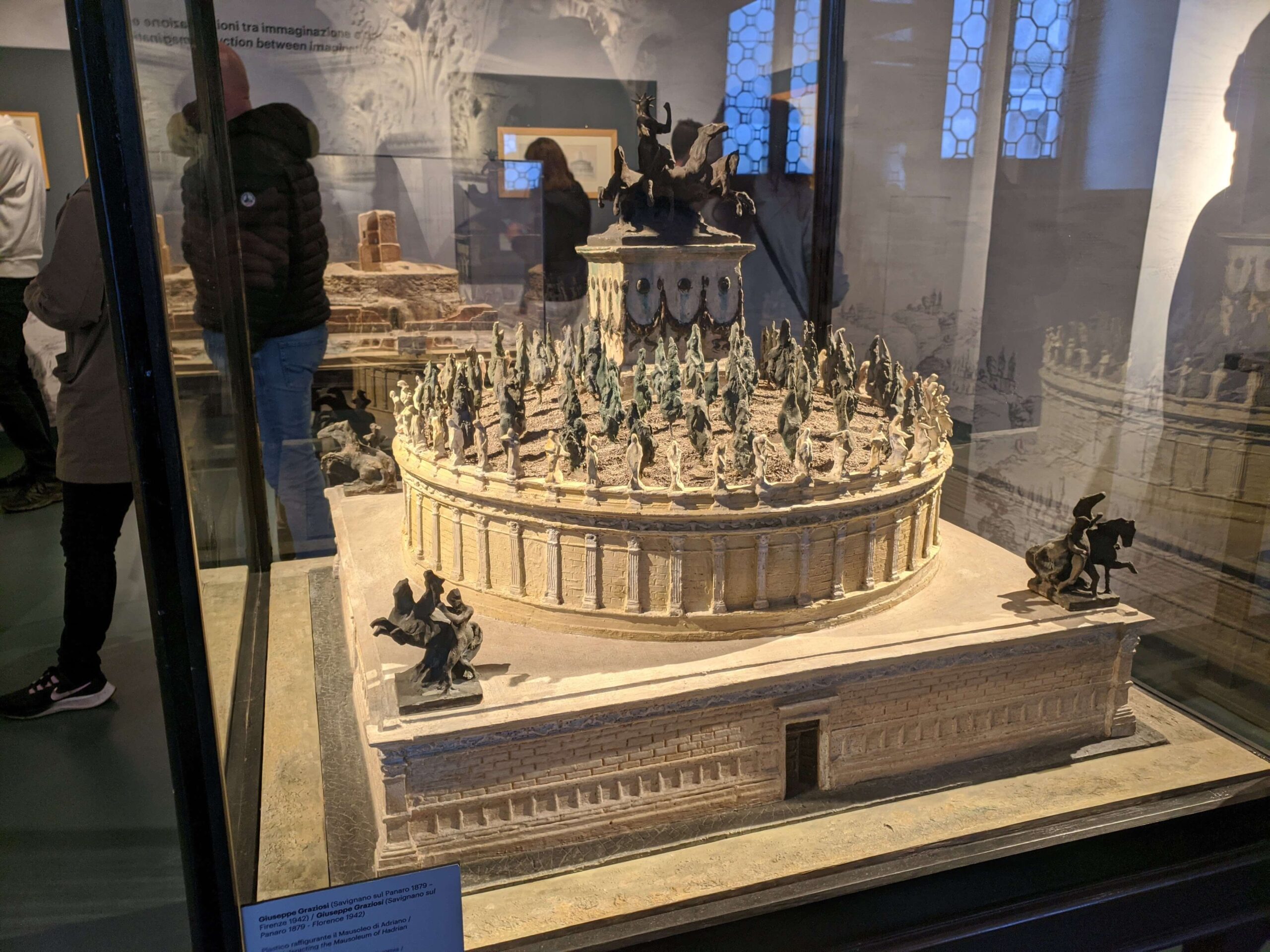 Maquete detalhada do Castelo Santo Ângelo exposta em um museu, mostrando as figuras em miniatura dos guardas e estátuas ao redor da estrutura principal.