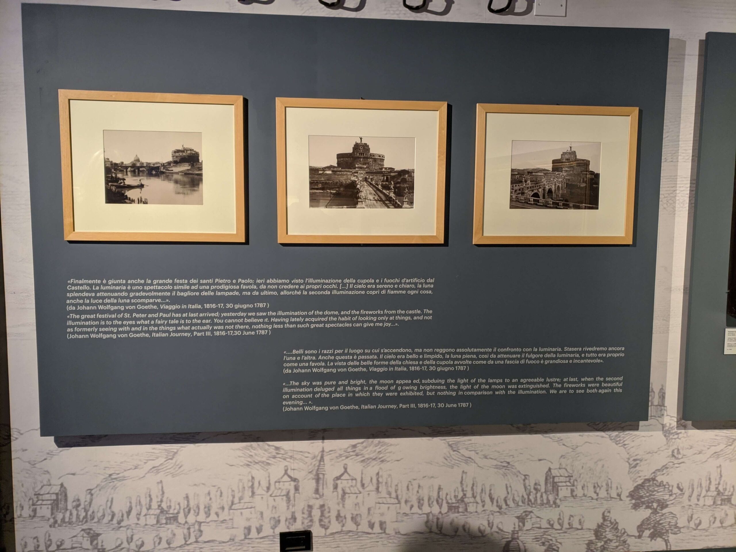 Três fotografias antigas do Castel Sant'Angelo emolduradas e penduradas na parede de um museu, abaixo de um texto explicativo em italiano e alemão.