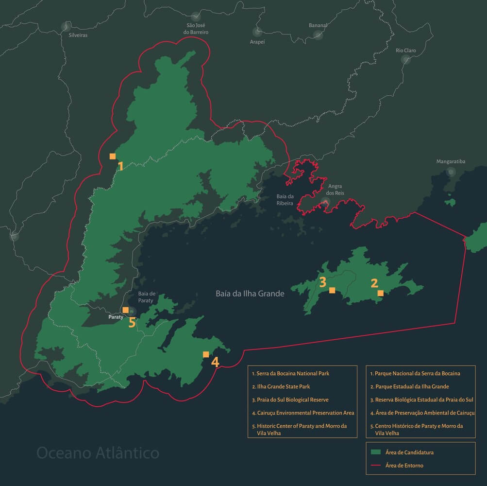 Mapa escuro estilizado destacando áreas de preservação e pontos de interesse ao redor da Ilha Grande e arredores, com o Oceano Atlântico ao redor. As áreas estão codificadas por cores e numeradas com uma legenda correspondente no canto.