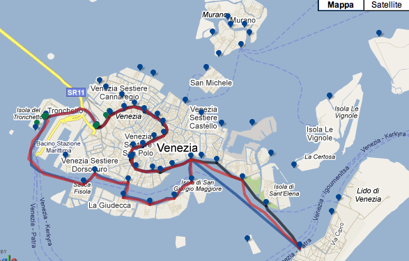 Uma imagem de um mapa eletrônico mostrando as rotas de transporte aquático em Veneza. O mapa destaca diferentes linhas de traghetti com trajetos sobrepostos em canais que atravessam vários distritos da cidade, incluindo ilhas próximas.